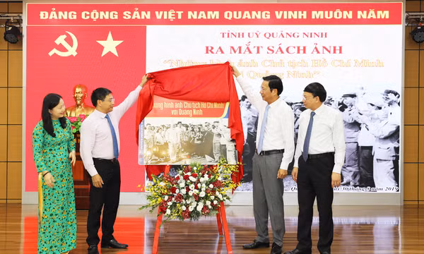 Ra mắt sách ảnh Chủ tịch Hồ Chí Minh với Quảng Ninh