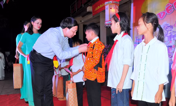 Bí thư Tỉnh ủy Nguyễn Xuân Ký thăm, tặng quà thiếu nhi nhân dịp Tết Trung thu