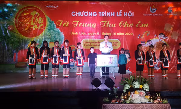 Lãnh đạo tỉnh chung vui Tết Trung thu với thiếu nhi Bình Liêu