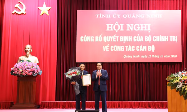Hội nghị công bố quyết định của Bộ Chính trị về công tác cán bộ