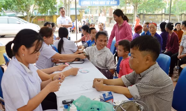 Khám bệnh, phát thuốc miễn phí cho người dân có hoàn cảnh khó khăn huyện Hoành Bồ