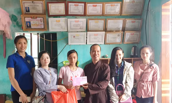 Trao tiền hỗ trợ học sinh có hoàn cảnh khó khăn
