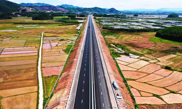 Đẩy nhanh dự án đường nối Sân bay Vân Đồn với Khu phức hợp nghỉ dưỡng cao cấp