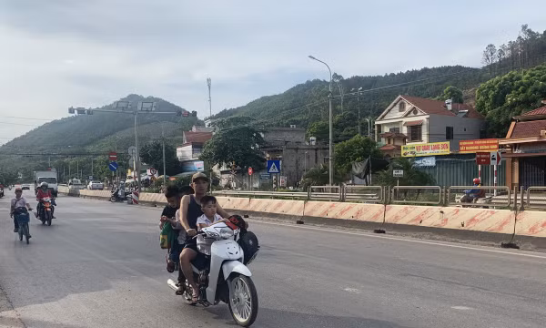 Đảm bảo an toàn giao thông cho trẻ em khi đi xe mô tô
