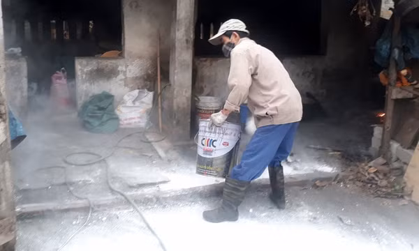 Uông Bí cấp 73 tấn vôi bột để phòng, chống dịch tả lợn châu Phi