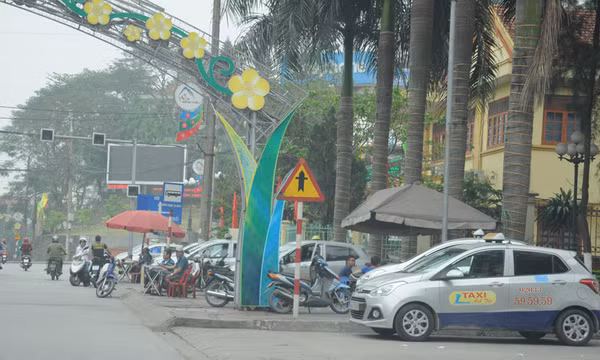 Xử lý lấn chiếm vỉa hè, lòng đường: Vẫn là tình trạng "Bắt cóc bỏ đĩa"