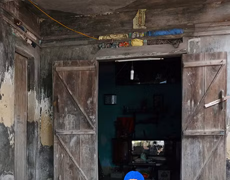 Mồ côi bố mẹ, bà ngoại già yếu, cháu Tuấn cần sự giúp đỡ
