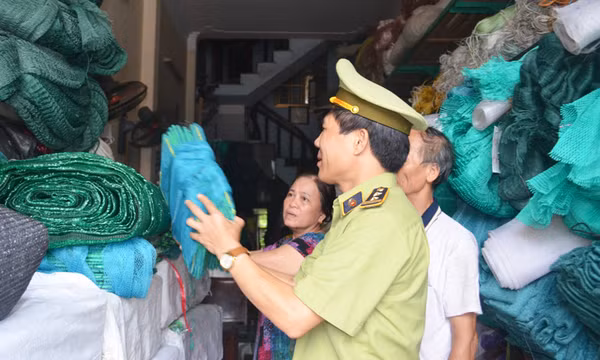 Kiểm tra một số điểm kinh doanh ngư lưới cụ tại Quảng Yên, Vân Đồn