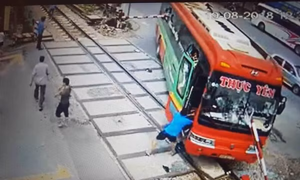 Barie chắn tàu xuyên thủng kính xe khách, hành khách nháo nhào phi thân qua cửa sổ