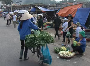Phường Cửa Ông: Bán hàng dưới lòng đường