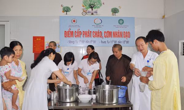Khai trương "Nồi cháo nhân đạo" tại Bệnh viện Sản-Nhi tỉnh
