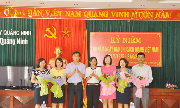 Báo Quảng Ninh chúc mừng các tác giả đạt Giải Báo chí Quốc gia năm 2014