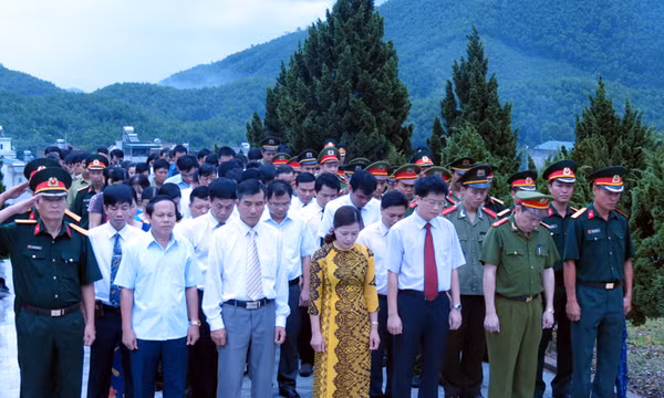 Ba Chẽ: Dâng hương tri ân các anh hùng liệt sĩ trước thềm Đại hội Đảng bộ huyện