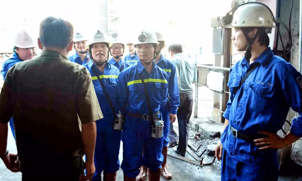 Khi nhà báo xuống lò...