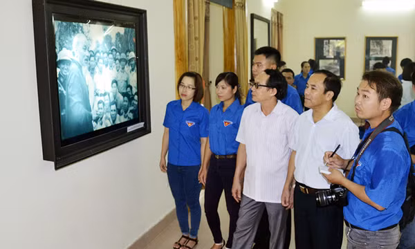 Hành trình về nguồn của tuổi trẻ Báo Đảng