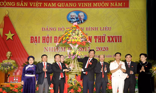 "Phát huy tiềm năng, lợi thế phát triển kinh tế- xã hội gắn với đảm bảo quốc phòng an ninh, giữ vững chủ quyền biên giới"