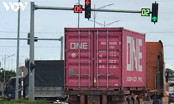 Người đàn ông tử vong khi đâm vào xe container đang chờ đèn đỏ