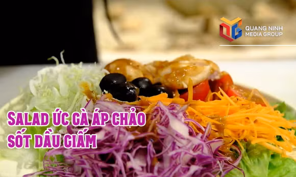 Salad ức gà áp chảo sốt dầu giấm