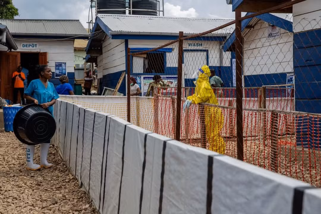 nhan-vien-ebola.jpg