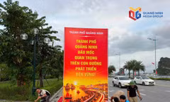 Công nhân Công ty Quảng cáo Quang Minh lắp đặt các cụm pano chào mừng thành phố Quảng Ninh.