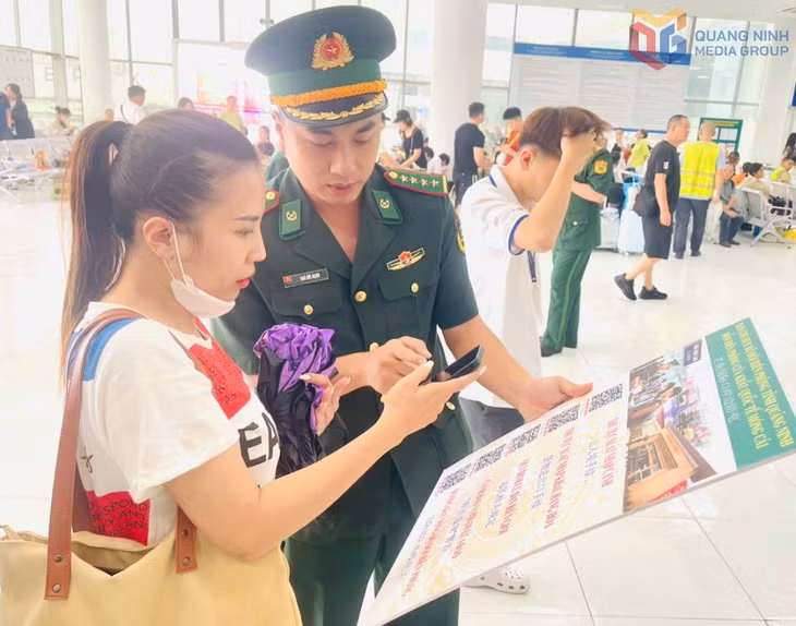Tổ dân vận đối ngoại - Đồn Biên phòng cửa khẩu quốc tế Móng Cái tuyên truyền pháp luật tại cửa khẩu Bắc Luân II. Ảnh: Trần Tương (CTV)