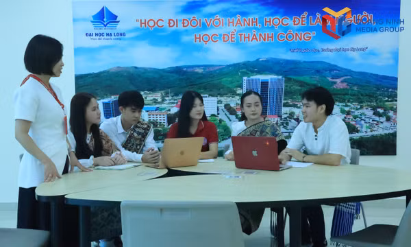 Một nhóm sinh viên Lào thực hành nói Tiếng Việt cùng giảng viên tại Thư viện.