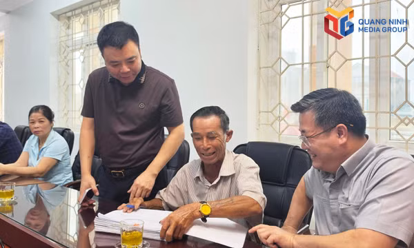 Bàn giao 7,6 ha đất, nhận 226 triệu đồng tiền thưởng