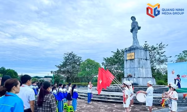 Kết nạp Đội dưới chân tượng đài Hà Quang Vóc.