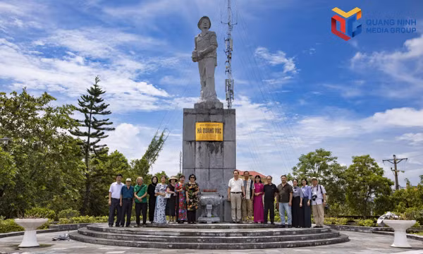 Kết nạp Đội dưới chân tượng đài Hà Quang Vóc.