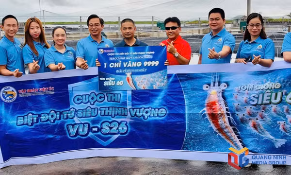 Anh Nguyễn Văn Thùy, khu 4 Hải Yên (phường Móng Cái 3) được Công ty TNHH Việt Úc Quảng Ninh tặng thưởng 1 chỉ vàng về thành tích nuôi tôm giống mới.