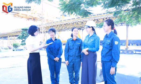 Phút nghỉ ngơi trò chuyện giữa ca.