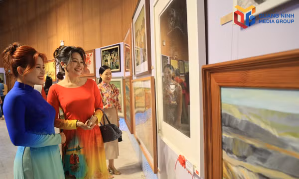 Công chúng xem triển lãm.