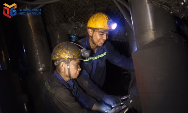 Công nhân Công ty CP Than Hà Lầm điều khiển hệ thống giàn chống trong lò chợ.