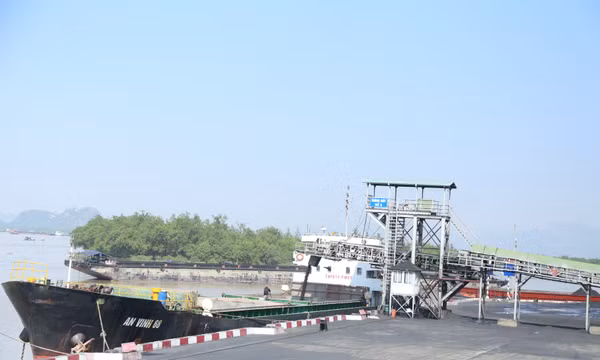 Phân xưởng Kho cảng Uông Bí (Công ty Kho vận Đá Bạc) chủ động điều hành hoạt động bốc rót, tiêu thụ than qua cảng, bảo đảm tiến độ giao hàng cho khách hàng.