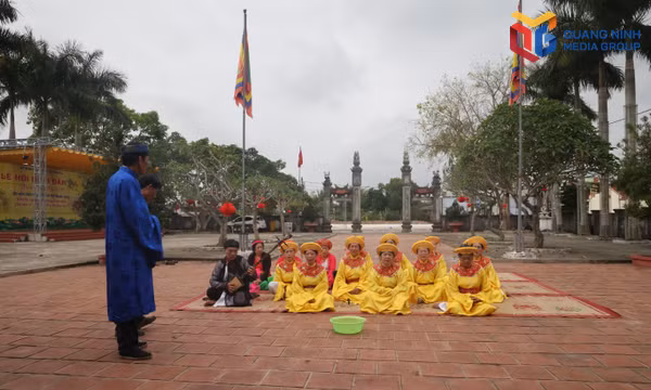 Hát nhà tơ, hát- múa cửa đình tại sân đình Đầm Hà.