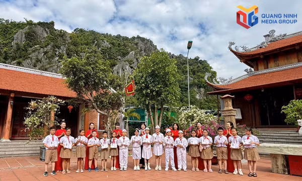 Giáo viên và học sinh dâng hương các liệt sĩ hy sinh tại Vũng Đục.