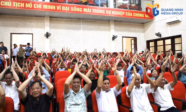 Đông đảo cán bộ, đảng viên Báo và Phát thanh, Truyền hình Quảng Ninh dõi theo sự kiện quan trọng.