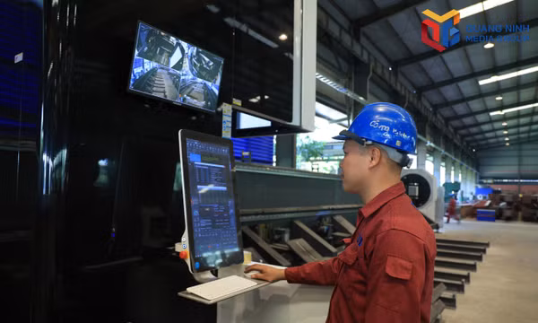 Công nhân Công ty COLAVI vận hành thiết bị máy móc bằng hệ thống máy tính.