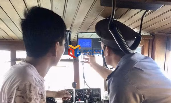 Kiểm tra thiết bị giám sát hành trình trên tàu cá.