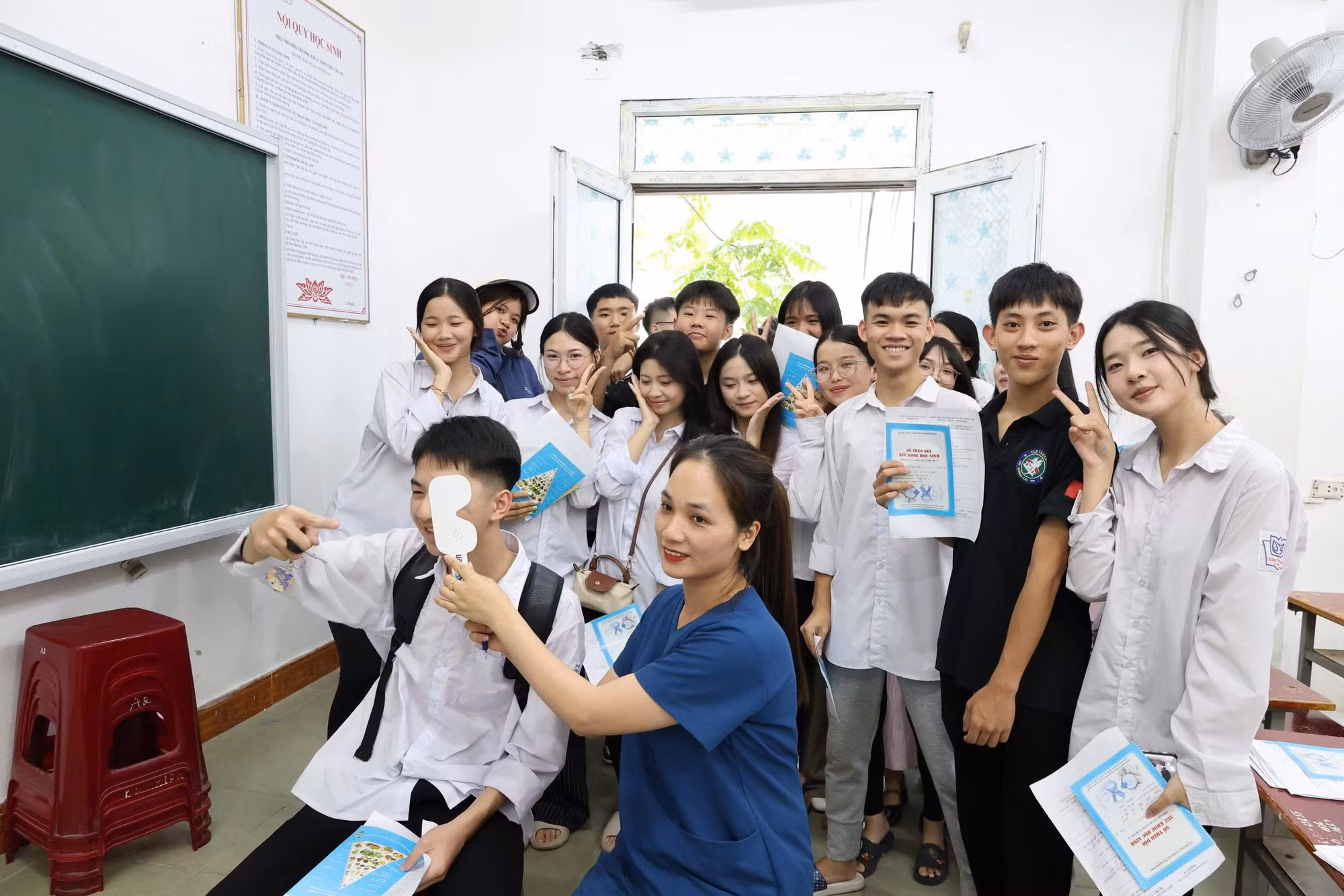 Phường Móng Cái 1 tổ chức khám sức khoẻ miễn phí cho học sinh.