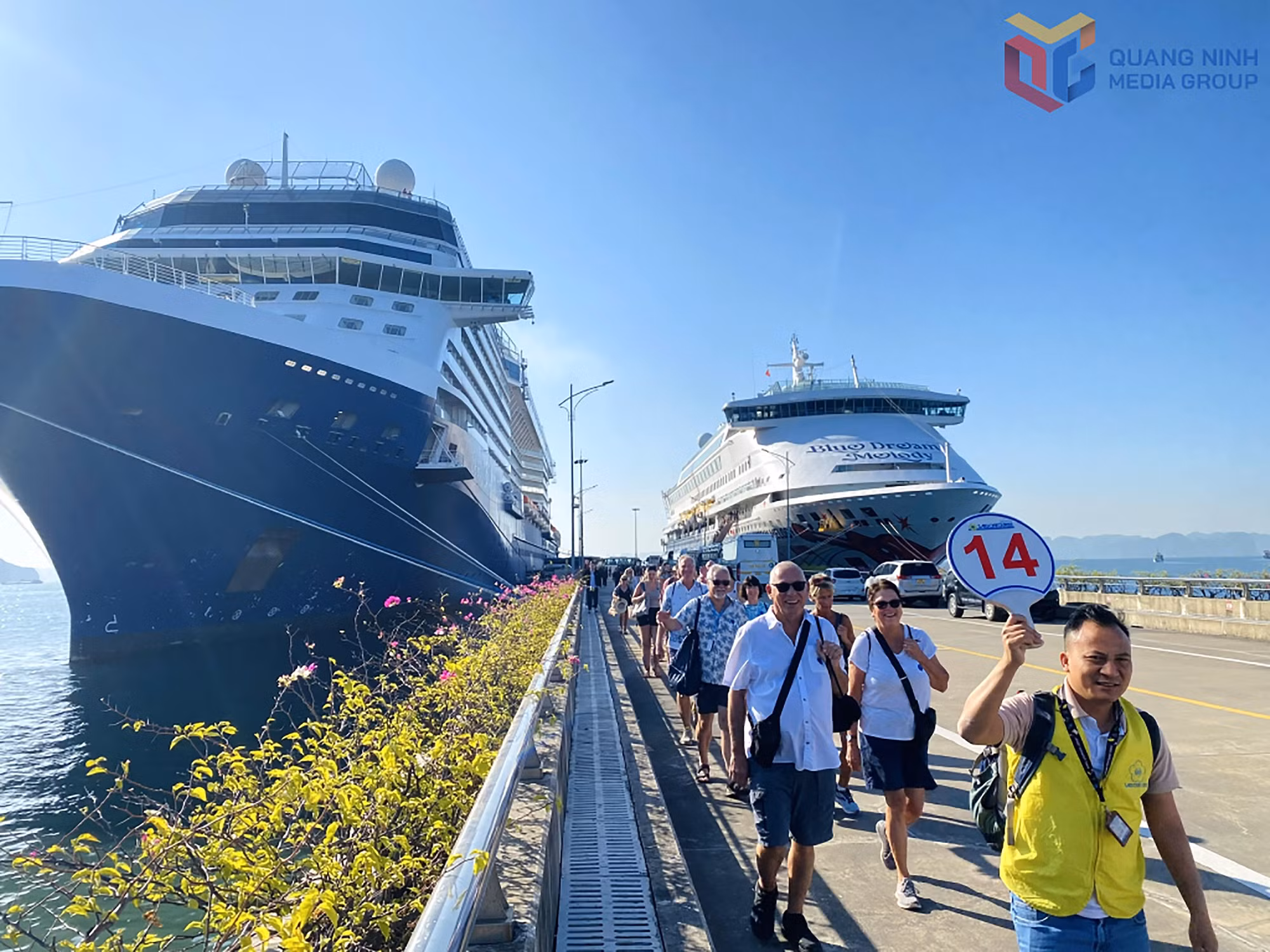 Tàu biển quốc tế đưa khách du lịch đến Quảng Ninh cập Cảng tàu khách quốc tế Hạ Long.