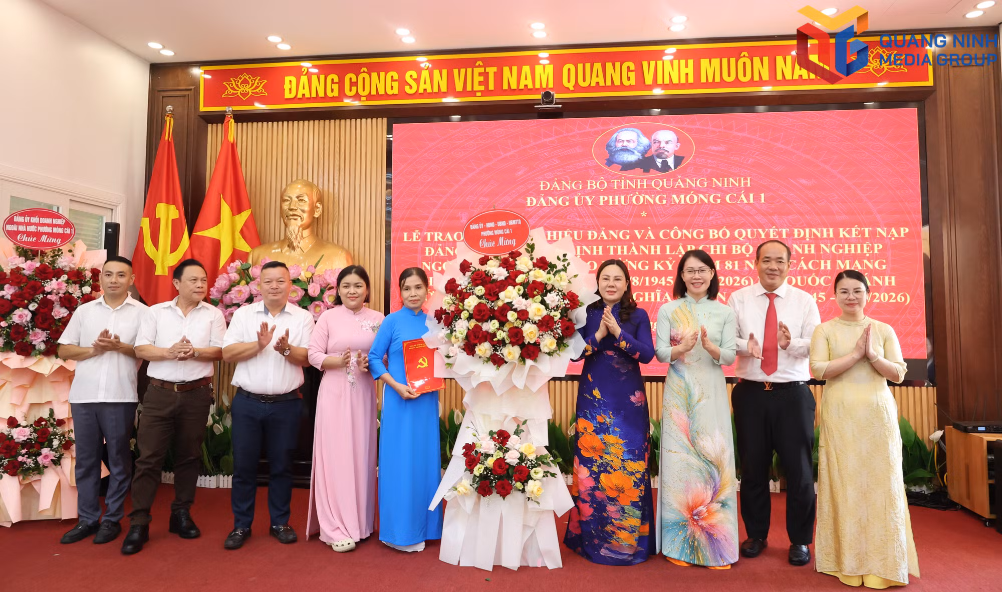 Đồng chí Nguyễn Thị Hiền, Thành ủy viên, Bí thư Đảng ủy phường Móng Cái 1 trao quyết định kết nạp đảng viên và chúc mừng các chi bộ doanh nghiệp thành lập mới.