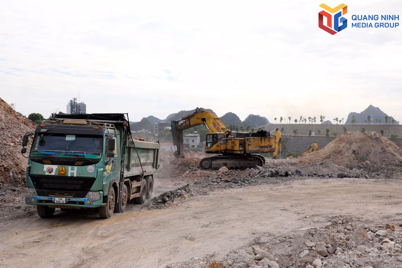 Dự án tuyến đường nối QL18A, phường Hạ Long (đoạn đường Bùi Thị Xuân) với tỉnh lộ 336, phường Hà Lầm đang được hạ cốt nền đường.