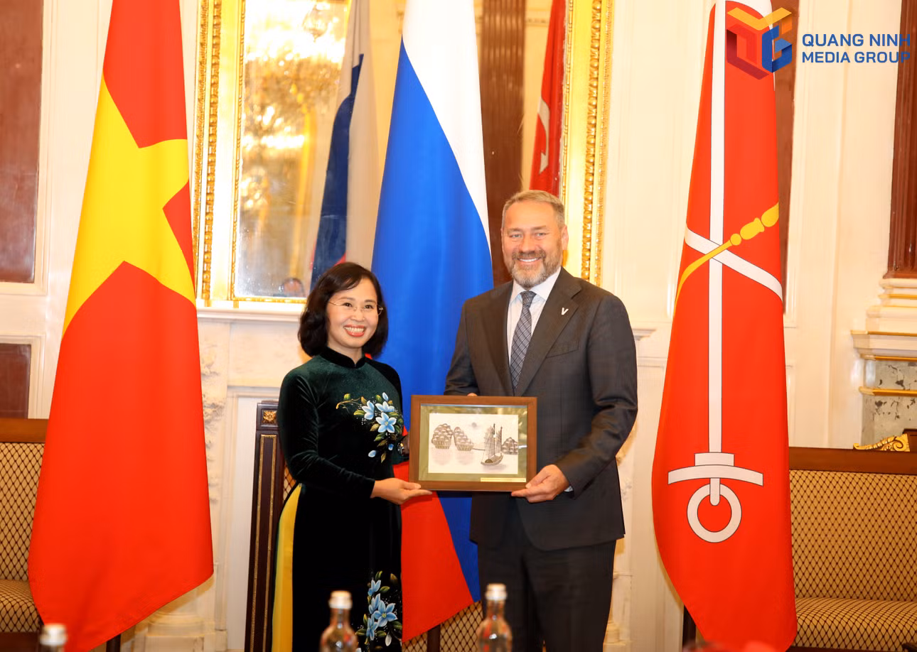 bqn_tr_tang-qua-hoi-dong-lap-phap.jpg