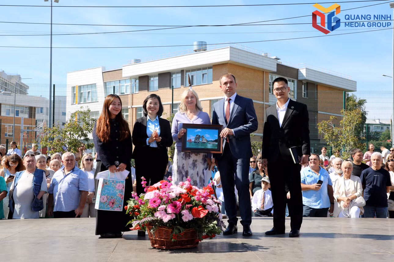 bqn_tr_tang-qua-truong.jpg