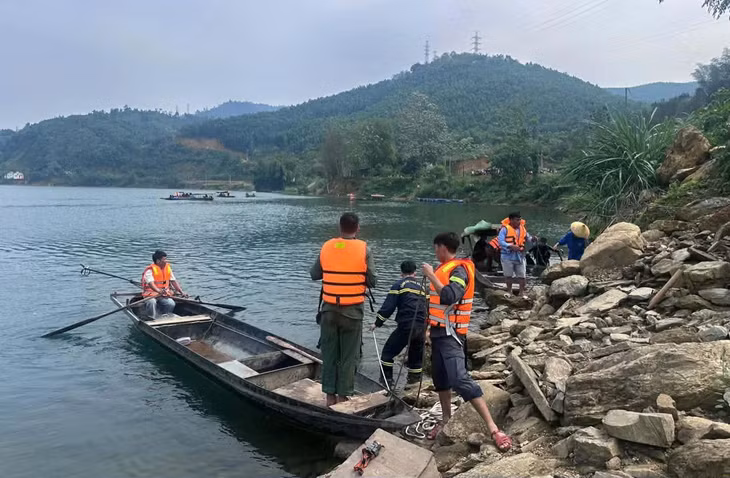 Các lực lượng chức năng triển khai tìm kiếm nạn nhân mất tích. Ảnh: Công an Tuyên Quang