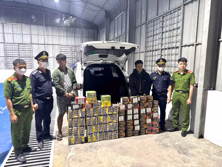 Hai đối tượng bị cơ quan chức năng bắt giữ cùng tang vật pháo lậu. Ảnh: Công an Quảng Trị