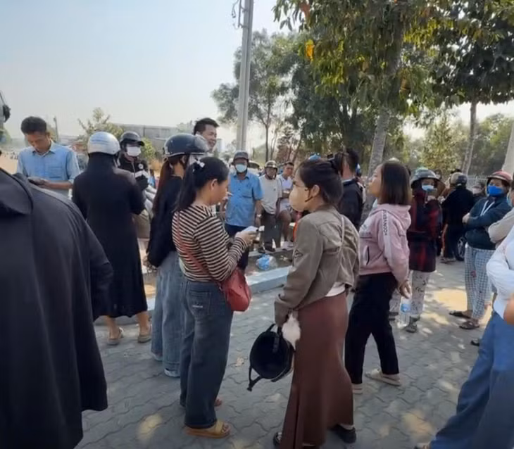 Phụ huynh đề nghị nhà trường làm rõ vụ việc thịt heo đổi màu tuồn vào bếp ăn học sinh. Ảnh: Bạn đọc cung cấp