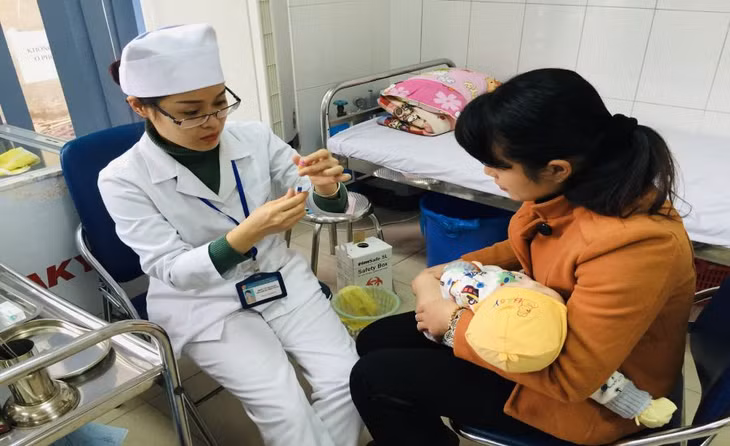 Tiêm vaccine đầy đủ cho trẻ. Ảnh: Lệ Hà