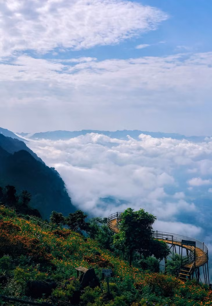 Về đường đến Pà Cò, anh Tú khẳng định: “Đường đến Pà Cò từ Hà Nội tương đối dễ đi, lộ trình không quá dài, có thể coi là một trong những cung đường dễ đi nhất ở các tỉnh vùng núi phía Bắc. Nếu di chuyển bằng xe máy, các bạn nên đi xe số để tiện cho việc di chuyển, đổ đèo...”. Ảnh: NVCC